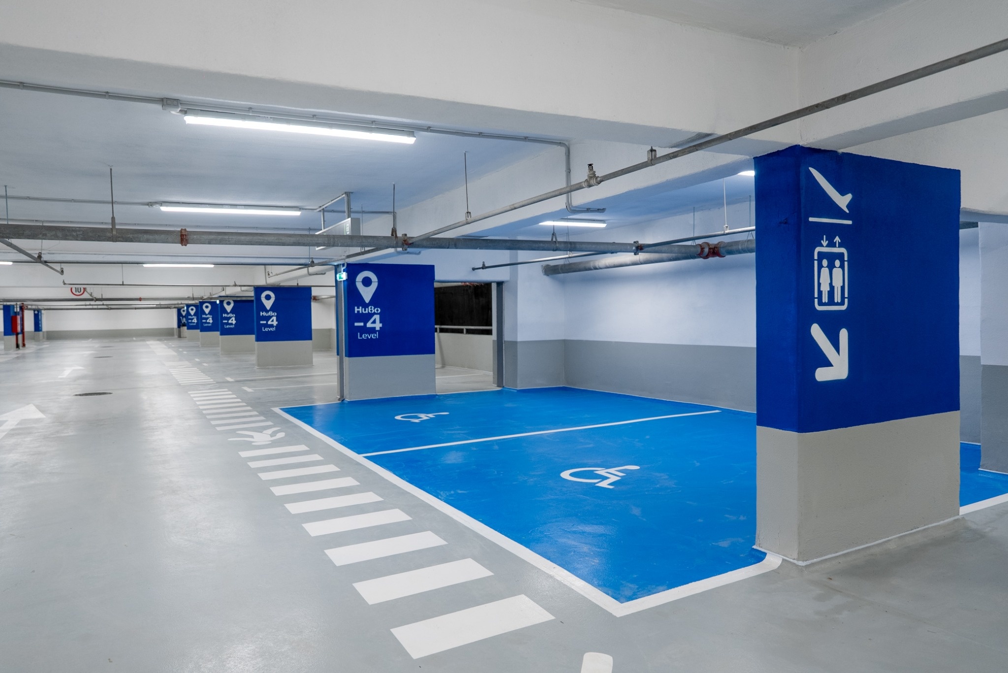 Sofia Airport parkolóház gyalogos közlekedő